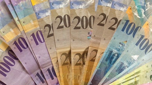 Der Kanton Aargau macht 2012 einen kleinen Überschuss und gehört weiterhin zu den erfolgreichsten Kantonen der Schweiz. Der Kanton Aargau macht 2012 einen kleinen Überschuss und gehört weiterhin zu den erfolgreichsten Kantonen der Schweiz.