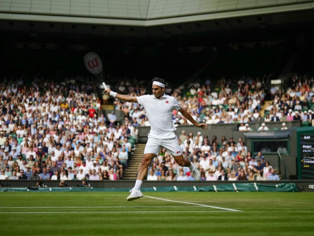 Roger Federer bei seinem Zweitrunden-Spiel auf dem Centre Court. Roger Federer bei seinem Zweitrunden-Spiel auf dem Centre Court.