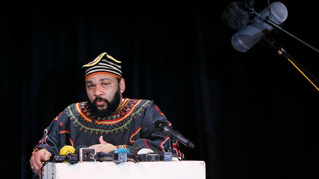 Komiker Dieudonné spricht vor den Medien. Komiker Dieudonné spricht vor den Medien.