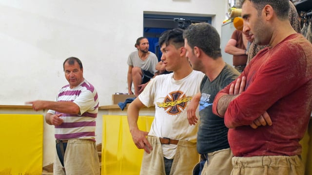 Ernst Schläpfer weist den Flüchtlingen den Weg ins Sägemehl. Ernst Schläpfer weist den Flüchtlingen den Weg ins Sägemehl.