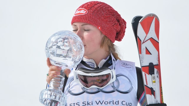 Mikaela Shiffrin mit der kleinen Kristallkugel für den Slalom-Weltcup. Mikaela Shiffrin mit der kleinen Kristallkugel für den Slalom-Weltcup.