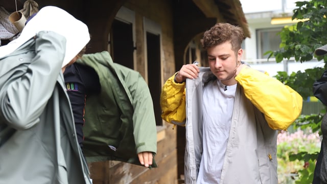Luca zieht seine Regenjacke an Luca zieht seine Regenjacke an