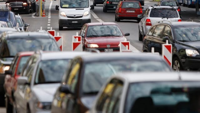 Autos stehen im Stau. Autos stehen im Stau.