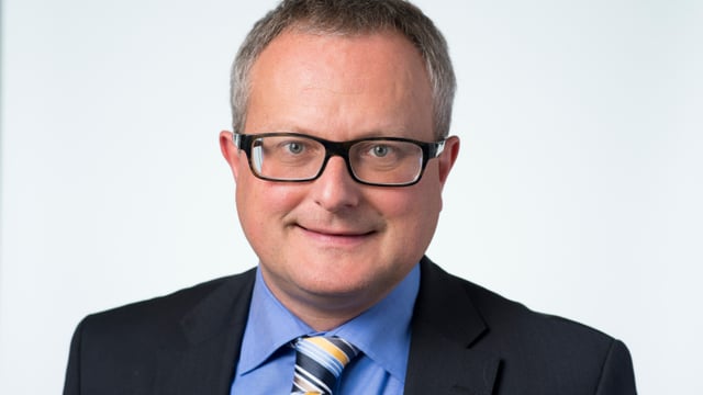 Ein Mann blickt in die Kamera. Ein Mann blickt in die Kamera.