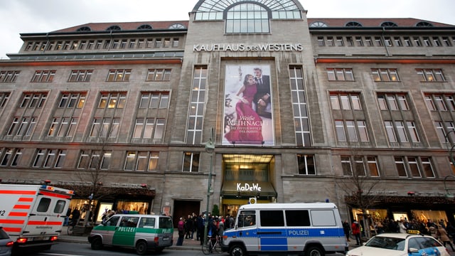 Polizeiautos vor dem Kaufhaus des Westens Polizeiautos vor dem Kaufhaus des Westens