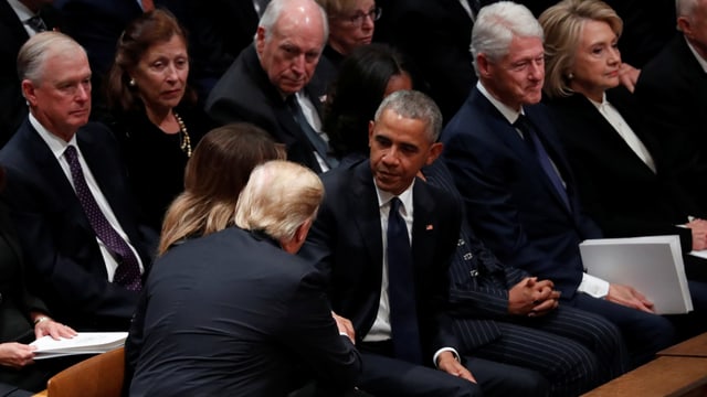 Donald Trump begrüsst Barack Obama. Donald Trump begrüsst Barack Obama.