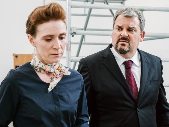 Judith Hofmann als Katharina Pulver, Mike Müller als Luc Conrad. Judith Hofmann als Katharina Pulver, Mike Müller als Luc Conrad.