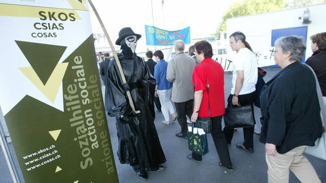Eine SKOS-Werbetafel an einer Messe Eine SKOS-Werbetafel an einer Messe