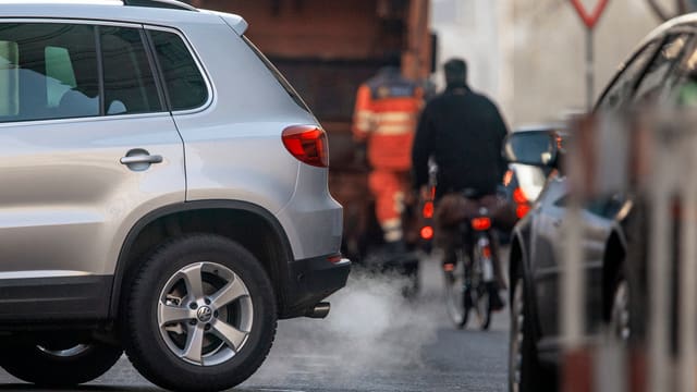 Dampfender Auspuff eines Autos Dampfender Auspuff eines Autos