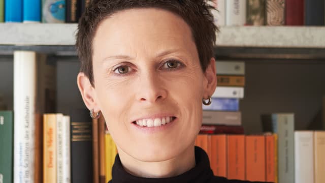 Porträt der DRS2-Rekatorin vor einem Bücherregal. Porträt der DRS2-Rekatorin vor einem Bücherregal.