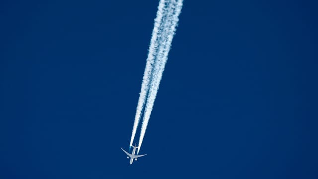 Flugzeug und Kondensstreifen. Flugzeug und Kondensstreifen.