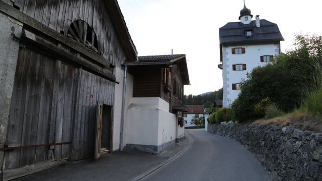 La porta dil clavà sut il chasti da Aspermont e averta per il auditori La porta dil clavà sut il chasti da Aspermont e averta per il auditori