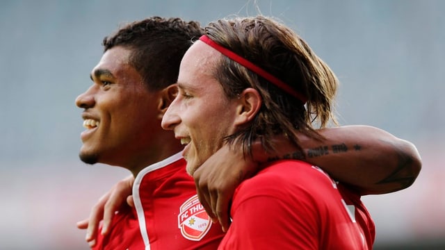 Luca Zuffi (r.) wird von von Josef Martinez geherzt. Luca Zuffi (r.) wird von von Josef Martinez geherzt.