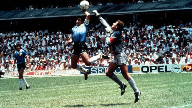 Maradona erzielt gegen England an der WM 1986 ein irreguläres Tor. Maradona erzielt gegen England an der WM 1986 ein irreguläres Tor.