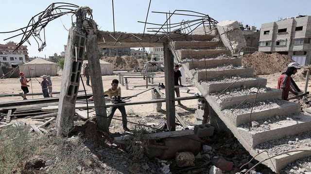 Sommer 2015: Wiederaufbau im Ostteil von Gaza City nach dem letzten Krieg vor einem Jahr. Sommer 2015: Wiederaufbau im Ostteil von Gaza City nach dem letzten Krieg vor einem Jahr.