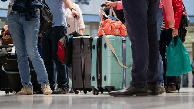 Reisende mit Koffern am Flughafen. Reisende mit Koffern am Flughafen.