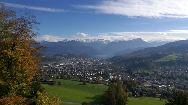 Blick auf Kriens und den Vierwaldstättersee bei leicht bewölktem Himmel. Blick auf Kriens und den Vierwaldstättersee bei leicht bewölktem Himmel.