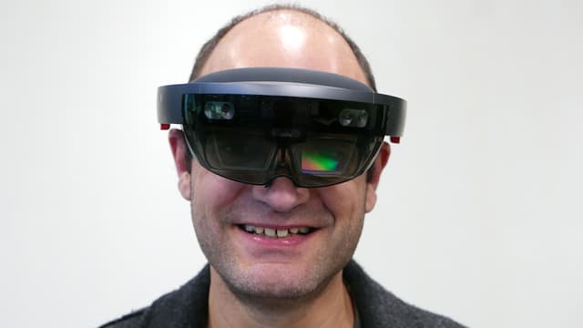 SRf Digital-Redaktor Reto Widmer mit einer Hololens-Brille. SRf Digital-Redaktor Reto Widmer mit einer Hololens-Brille.