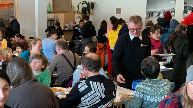 Leute essen an Tischen Leute essen an Tischen