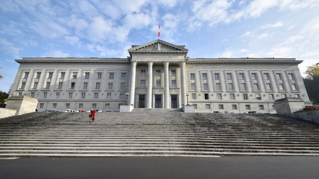 Ein grosses Steingebäude mit einer grossen Treppe. Ein grosses Steingebäude mit einer grossen Treppe.