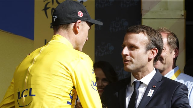 Gesamtleader Chris Froome im Gespräch mit Emmanuel Macron. Gesamtleader Chris Froome im Gespräch mit Emmanuel Macron.