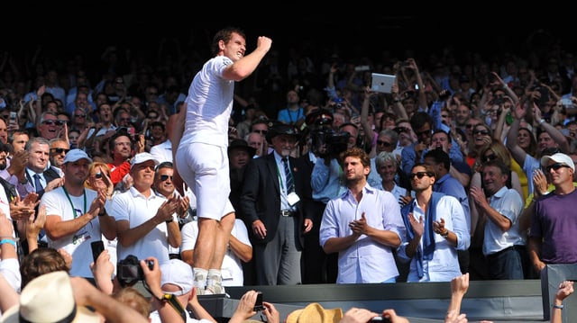 Andy Murray geniesst den Jubel der Zuschauer in seiner Box nach dem Finalsieg in Wimbledon über Novak Djokovic.