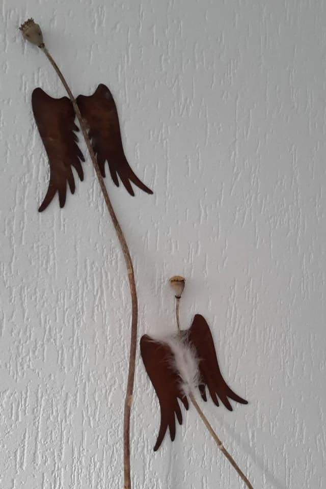 Zwei Engel aus Mohnkapseln.