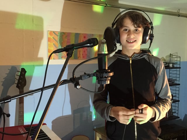 Finn singt ins Mikrofon Finn singt ins Mikrofon