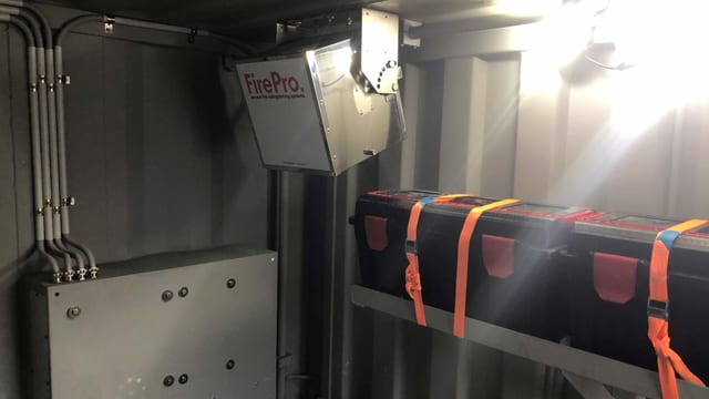 Im Innern des Containers wird das verunfallte Auto von einer feuersicheren Hightech-Anlage überwacht. Im Innern des Containers wird das verunfallte Auto von einer feuersicheren Hightech-Anlage überwacht.