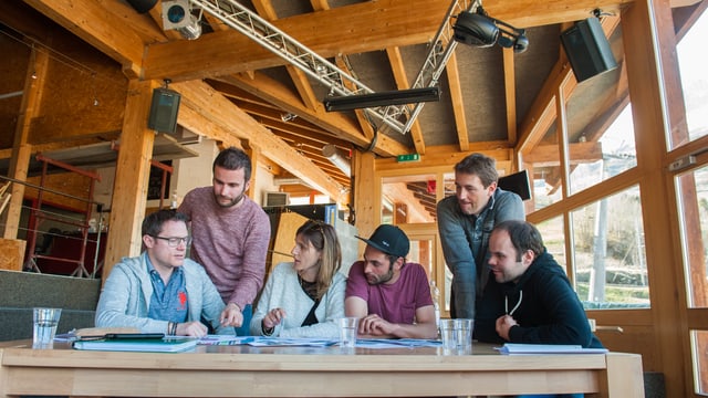 René Epp, Franco Curschellas, Irina e Pirmin Monn, Gian Derungs e Renato Curschellas discuteschan la renovaziun. René Epp, Franco Curschellas, Irina e Pirmin Monn, Gian Derungs e Renato Curschellas discuteschan la renovaziun.