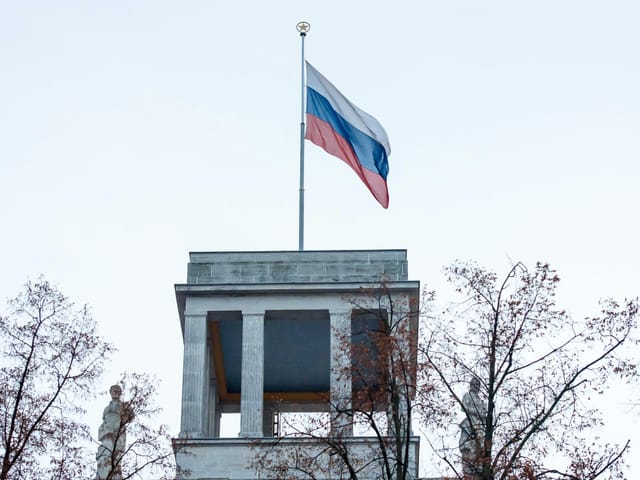 Die Russische Flagge über einem Bauwerk Die Russische Flagge über einem Bauwerk