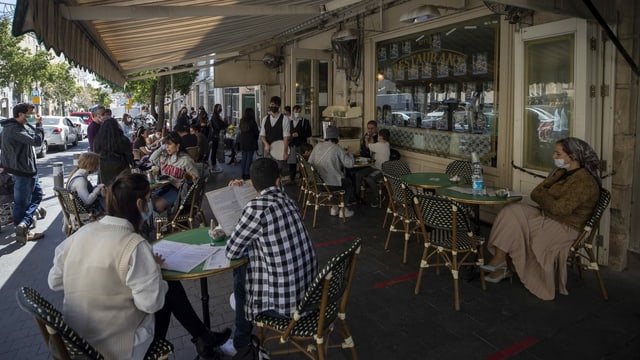 Menschen sitzen an Restaurant-Tischen. Menschen sitzen an Restaurant-Tischen.