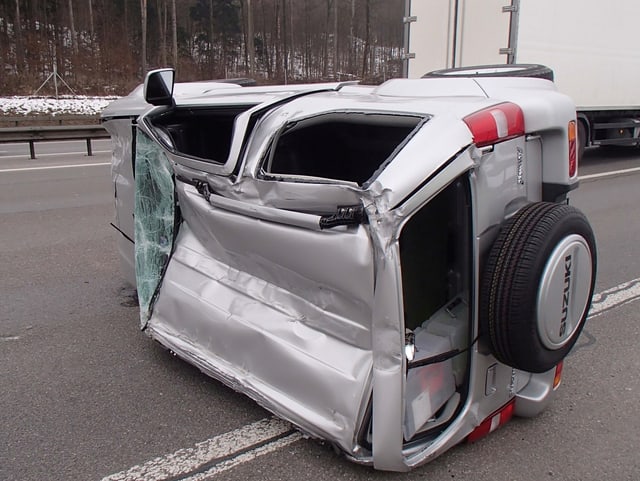 Auto auf der Seite liegend. Auto auf der Seite liegend.
