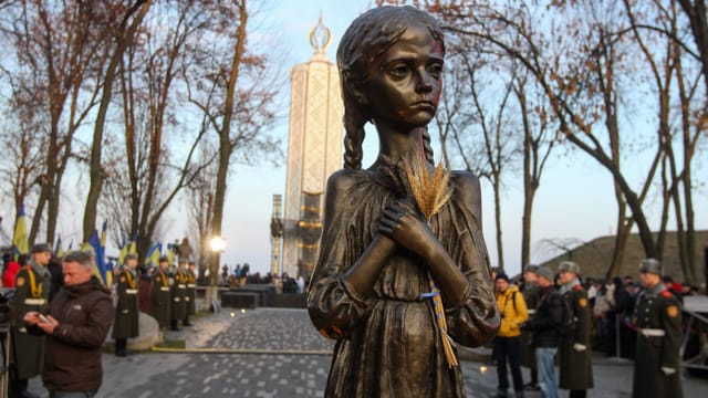 Bronze eines mageren Mädchens mit Ähren im Arm Bronze eines mageren Mädchens mit Ähren im Arm