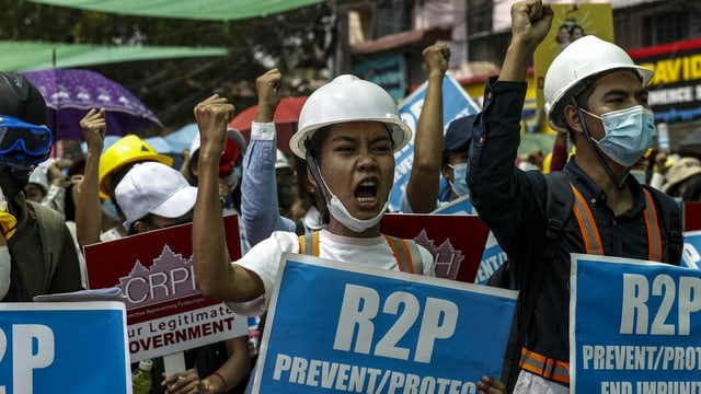 Protestierende am Samstag in einem Aussenbezirk von Yangon. Protestierende am Samstag in einem Aussenbezirk von Yangon.