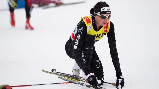 Nathalie von Siebenthal kniet im Ziel am Boden. Nathalie von Siebenthal kniet im Ziel am Boden.