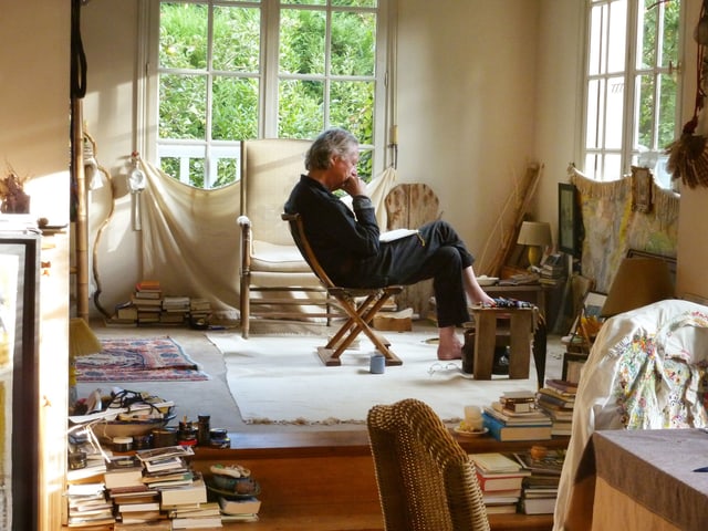 Schrifsteller Peter Handke lesen in seinem haus bei Paris. Schrifsteller Peter Handke lesen in seinem haus bei Paris.