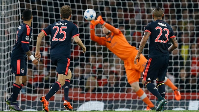 Petr Cech pariert einen Ball. Petr Cech pariert einen Ball.