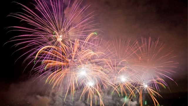 Ein farbiges Feuerwerk vor schwarzem Nachthimmel. Ein farbiges Feuerwerk vor schwarzem Nachthimmel.