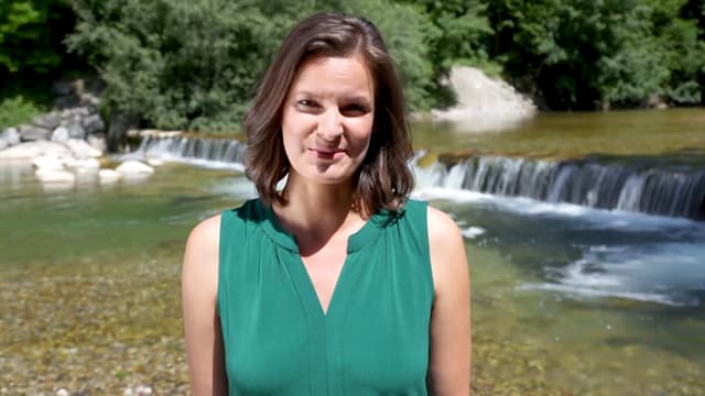 Moderatorin Monika Erni vor einem Fluss. Moderatorin Monika Erni vor einem Fluss.