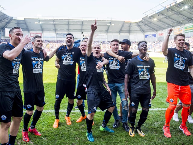 Paderborn-Spieler jubeln.