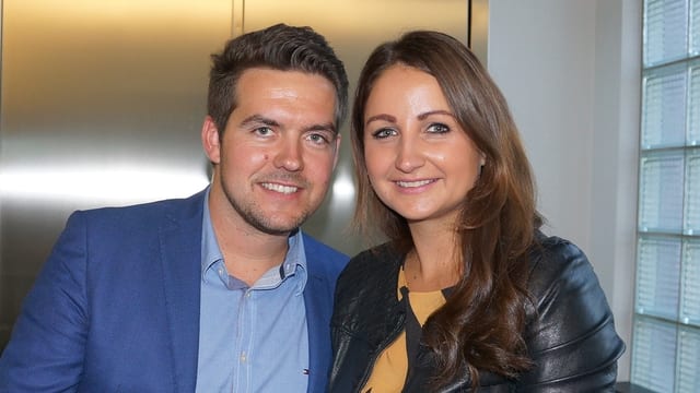 Tassilo Joch und Eva Luginger sitzen auf einer Bank. Tassilo Joch und Eva Luginger sitzen auf einer Bank.