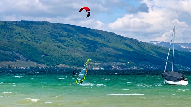 Surfer und Segler auf dem stürmischen Bielersee. Surfer und Segler auf dem stürmischen Bielersee.