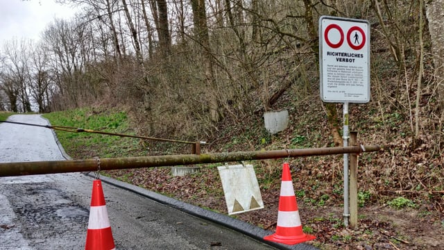 Eine Schranke und ein Fahrverbotsschild Eine Schranke und ein Fahrverbotsschild