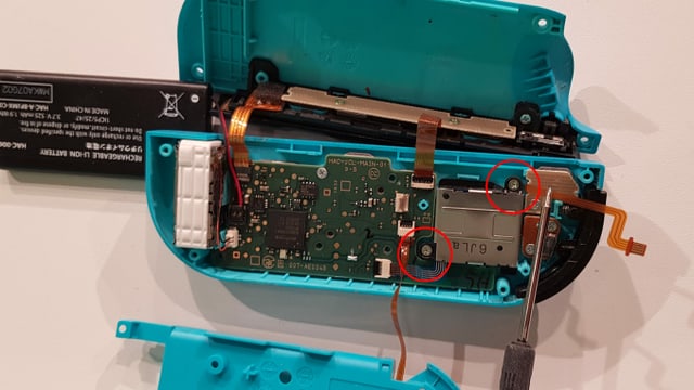 Nur noch 2 Schrauben lösen und die entsprechenden Kabel trennen, schon kannst du deinen Joystick auswechseln. Nur noch 2 Schrauben lösen und die entsprechenden Kabel trennen, schon kannst du deinen Joystick auswechseln.