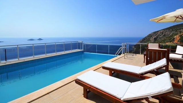 Liegestühle an einem Pool am Meer. Liegestühle an einem Pool am Meer.