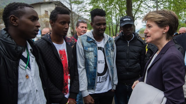 Simonetta Sommaruga spricht mit Eritreern. Simonetta Sommaruga spricht mit Eritreern.