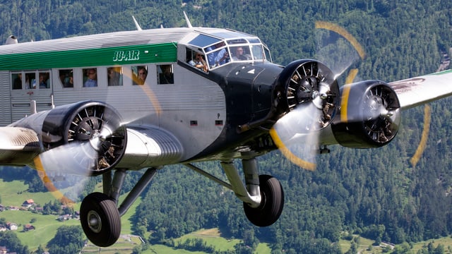 Flugzeug mit drei Propellern in der Luft. Flugzeug mit drei Propellern in der Luft.