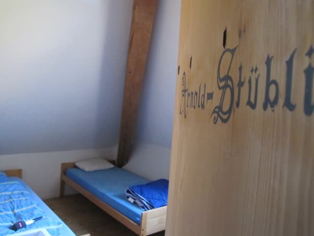 Betten mit blauen Decken.