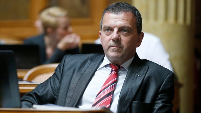Nationalrat Wobmann sitzt im Nationalratssaal. Nationalrat Wobmann sitzt im Nationalratssaal.
